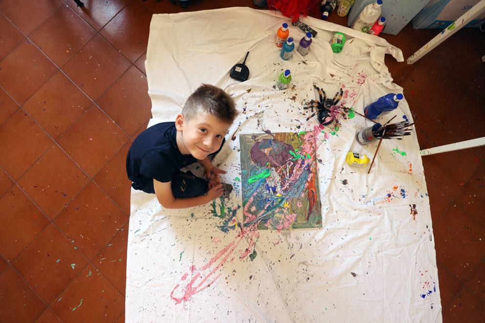 Noah D’Alessandro, la vita torna a colori: «l’artista più giovane al mondo» si conquista la&nbsp;scuola